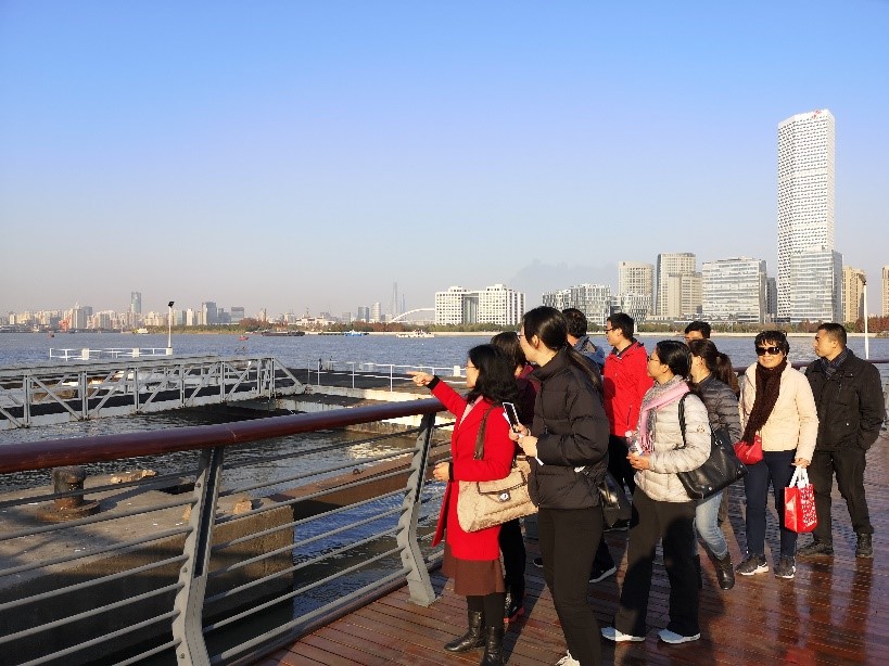 圖片包含 天空, 戶外, 人員, 地面

描述已自動生成
